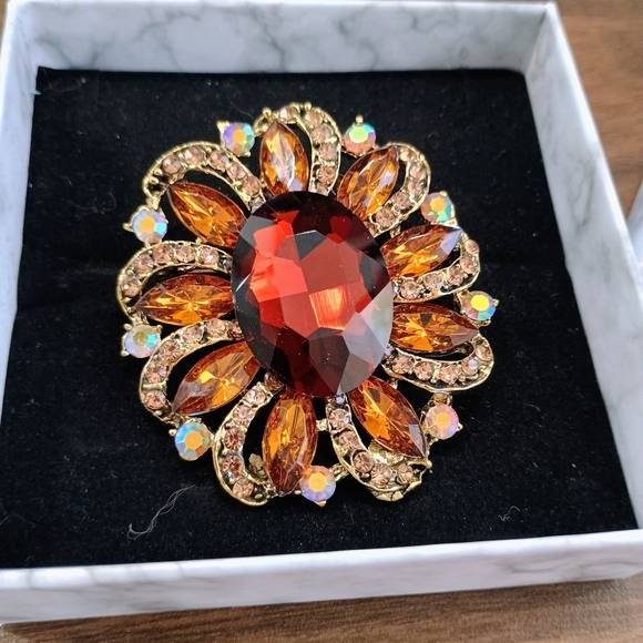 Elegant Gold and Brown Gemstone Brooch - Picture 2 of 4